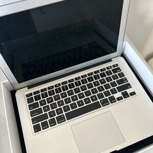 EXCELLENT condition Apple MacBook 13” Air - Silver with charger 2003